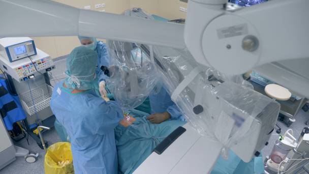 Οι γιατροί εκτελούν μια χειρουργική επέμβαση μέσω ιατρικού ρομπότ. Έννοια της καινοτόμου ιατρικής. - Πλάνα, βίντεο