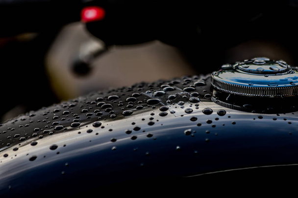 Gotas de agua en el tanque de combustible de la motocicleta
 - Foto, Imagen