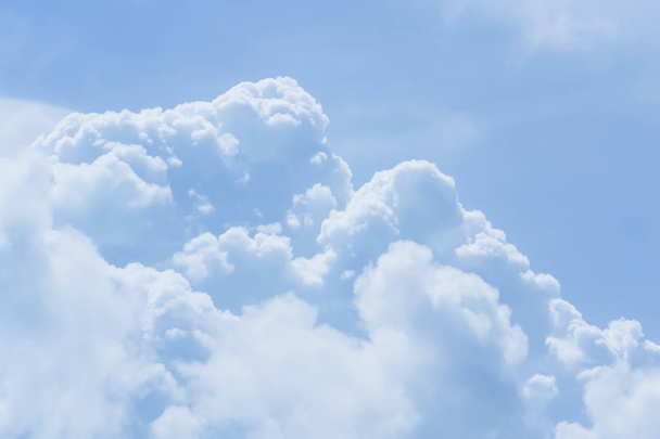 Μπλε του ουρανού και την όμορφη σύννεφο με Λιβάδι για το σκηνικό της ταινίας. - Φωτογραφία, εικόνα
