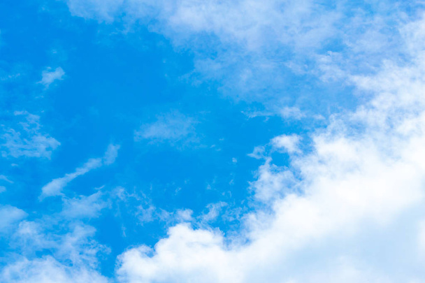 Nuages d'air dans le ciel bleu
. - Photo, image