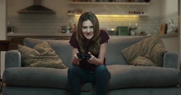 Kadın video oyun oyuncu evde oyun - Video, Çekim