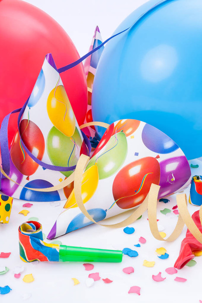 Nowy rok party, uroczystości i święta czapeczek, rogi, gwizdki lub noisemakers, balony, konfetti, serpentyny z - Zdjęcie, obraz