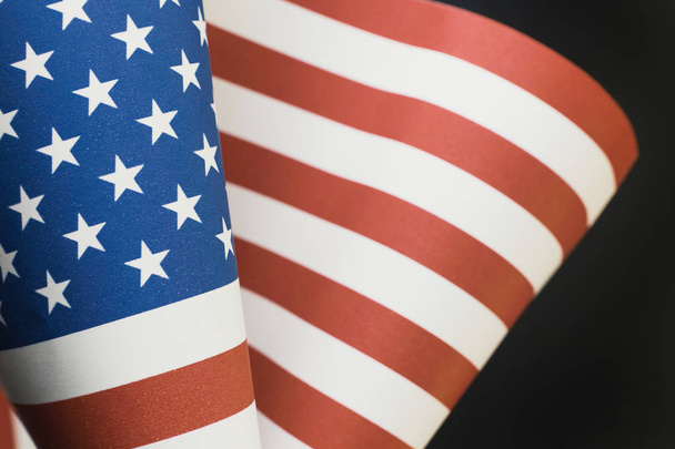 Veteranentag Konzept vereinigte Staaten von Amerika Flagge auf schwarzem Hintergrund - Foto, Bild