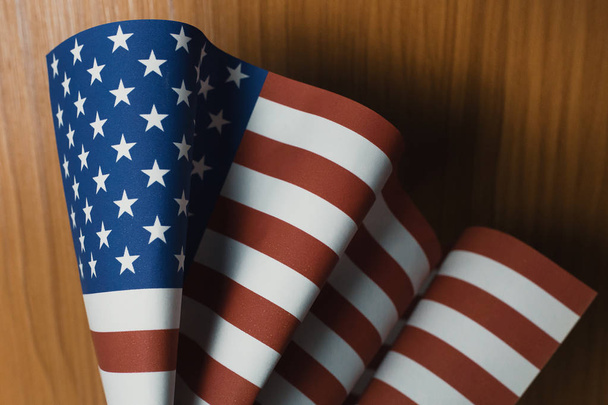 Концепция Дня ветеранов США флаг Соединенных Штатов на деревянном фоне
. - Фото, изображение