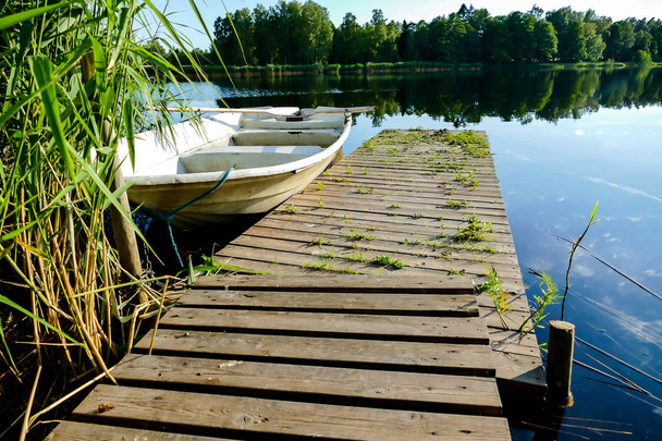 βάρκα στη λίμνη, όμορφη ψηφιακή φωτογραφία εικόνα - Φωτογραφία, εικόνα