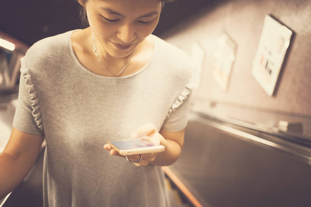 Mladá žena pomocí smartphone v každodenním životě - Fotografie, Obrázek