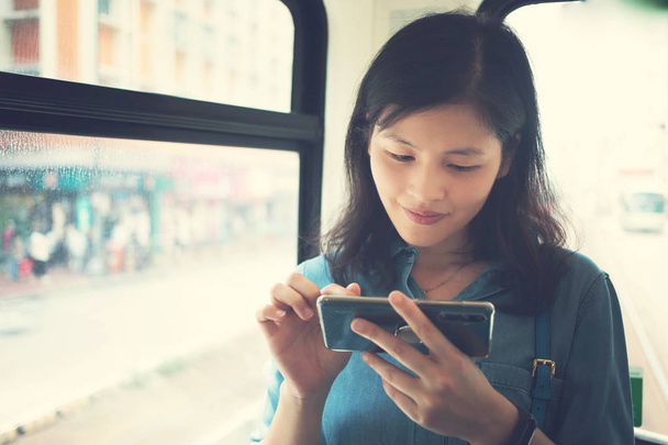 Jeune femme utilisant un smartphone en ville
 - Photo, image
