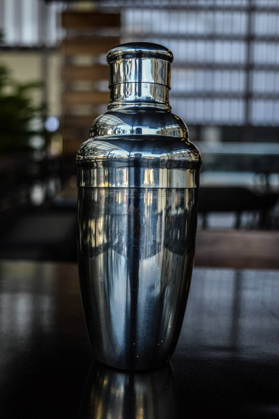 coctelera de metal para batidos de alcohol - Фото, изображение
