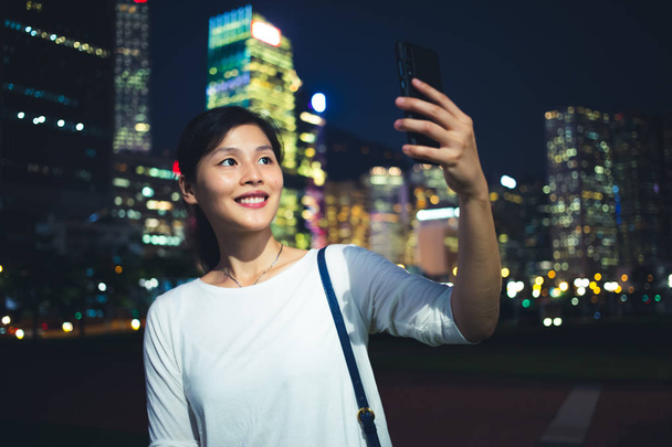 Jovem mulher usando smartphone na cidade
 - Foto, Imagem