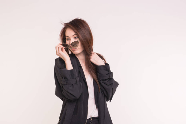 Moda, modelagem e conceito de pessoas - jovem mulher asiática olhando para você sobre os óculos sobre fundo branco
 - Foto, Imagem