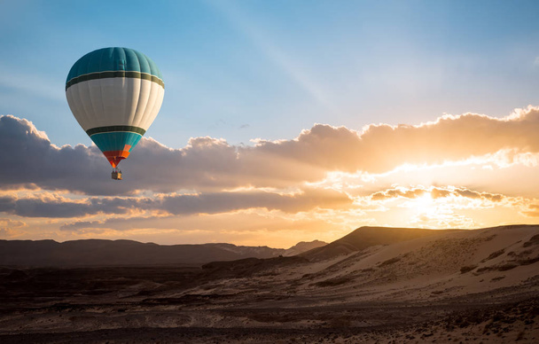 Hot Air Balloon travel over desert - 写真・画像