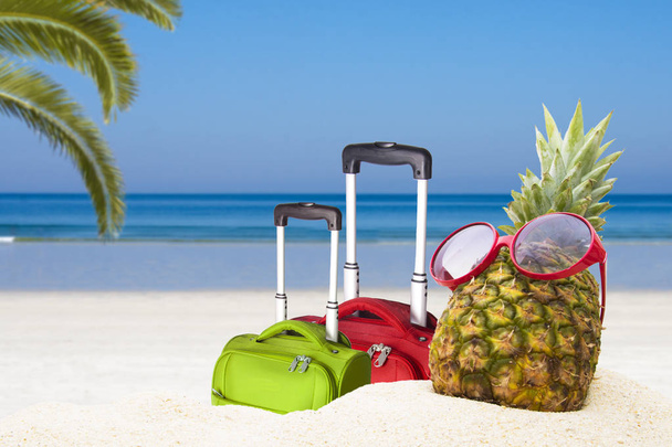 Ανανάς με γυαλιά ηλίου στο τοπίο το καλοκαίρι στην παραλία - Φωτογραφία, εικόνα