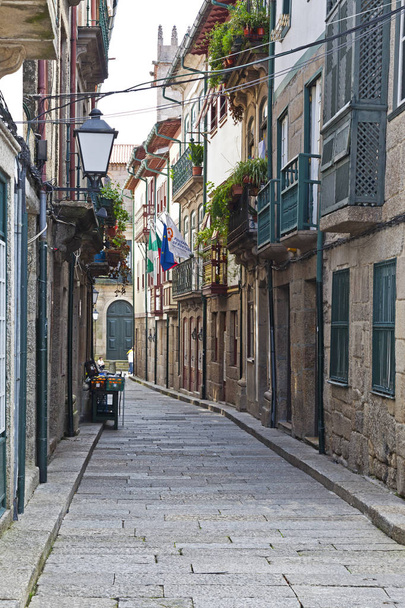 Guimaraes, Portugalsko - 25. dubna 2013: Historického centra středověké ulice kde se nachází historický Pousadas Hotel de Portugalsko. Světového dědictví UNESCO. - Fotografie, Obrázek