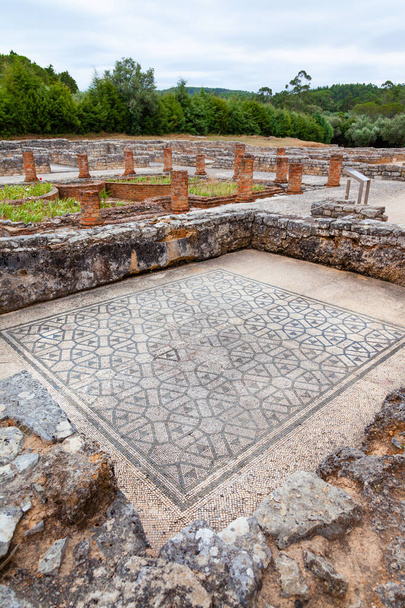 Pokój na Domus swastyki, ozdobione mozaikami z widokiem na ogród, staw oraz Perystylu. Conimbriga w Portugalii, jest jednym z najlepiej zachowanych rzymskich miast na zachodniej części Imperium. - Zdjęcie, obraz