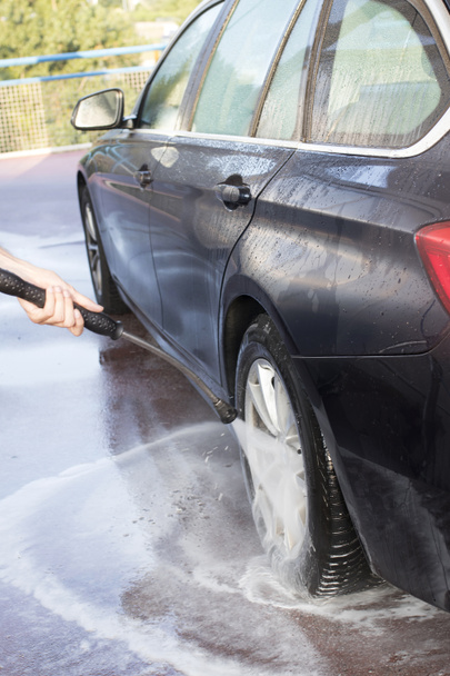 τα χέρια με μάνικα πλύσιμο αυτοκινήτου, καθαρισμός αυτοκινήτων - Φωτογραφία, εικόνα