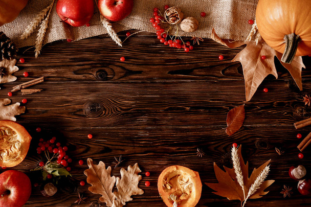 感謝祭の背景概念。ローカルは、カボチャ、リンゴ ・質感の木のテーブルに他の果物、果実・野菜の装飾のための秋の葉を生成します。クローズ アップ, コピー スペース, 平面図, フラット レイアウト. - 写真・画像
