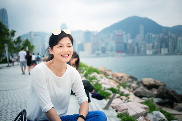 Mujer asiática usando smartphone en Hong Kong
 - Foto, imagen