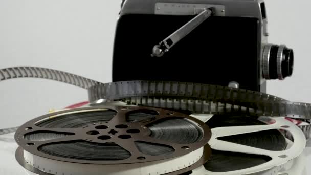 παλιά φωτογραφική μηχανή κινηματογράφων 16mm με ροδέλα ταινίες - Πλάνα, βίντεο