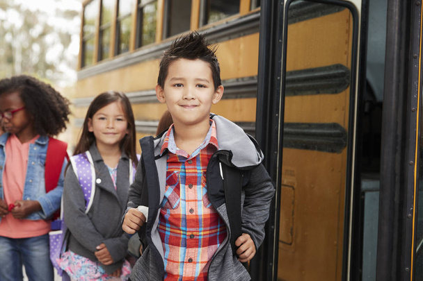 Queueing děti základní školy pro školní autobus - Fotografie, Obrázek