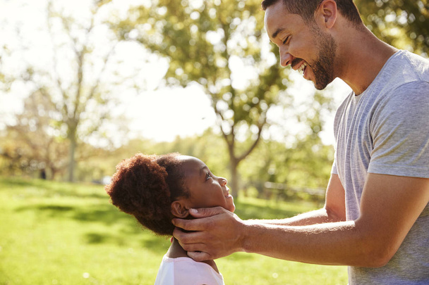 Отец целует дочь в парке, избирательный фокус
 - Фото, изображение