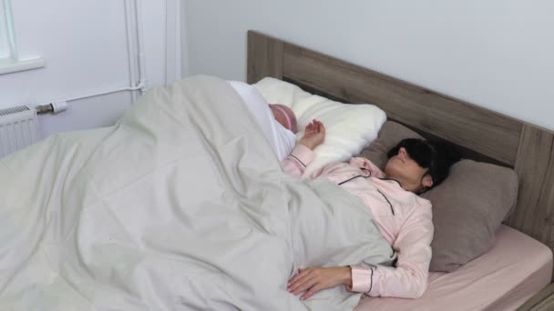 Woman can't sleep because man snoring - Footage, Video