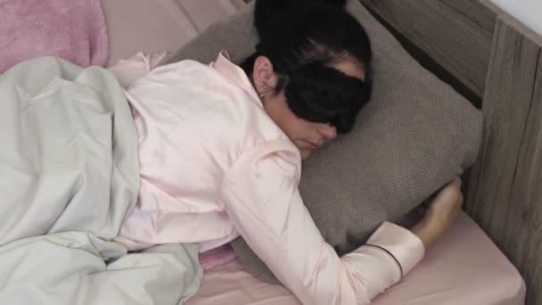 Femme dormant au lit avec masque pour les yeux
 - Séquence, vidéo
