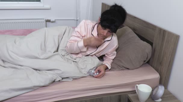 Mulher tomar pílulas antes de dormir
 - Filmagem, Vídeo
