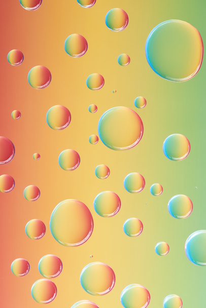 vista de cerca de hermosas gotas de agua transparentes tranquilas sobre fondo abstracto colorido
 - Foto, imagen