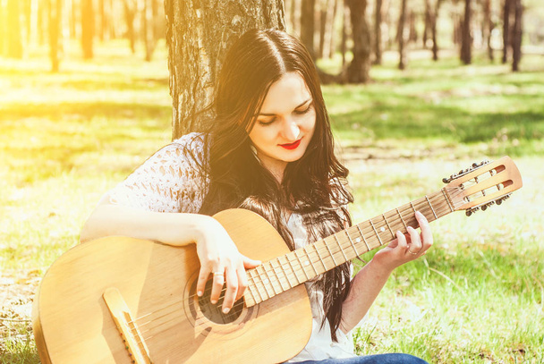 屋外アコースティック ギターを演奏する女性 - 写真・画像