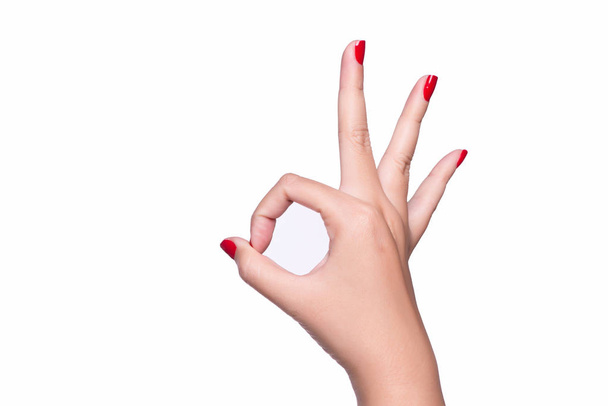 Mano femenina mostrando gesto con signo ok aislado sobre fondo blanco, primer plano
  - Foto, imagen