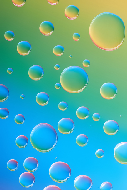 hermosa calma gotas de agua limpia sobre fondo colorido brillante
 - Foto, Imagen