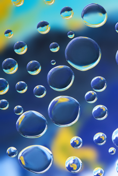 hermosa calma gotas de agua limpia sobre fondo abstracto azul
 - Foto, Imagen