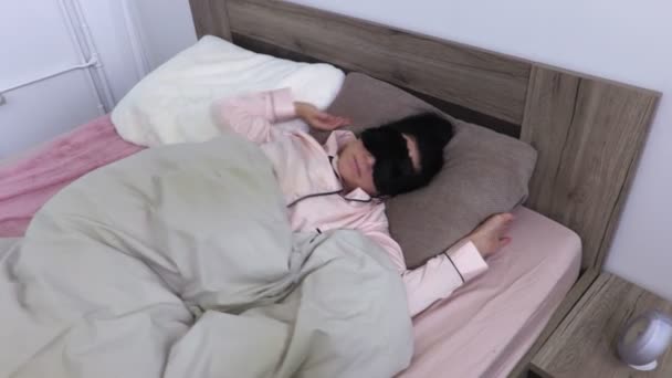 Sleeping woman wake up in the morning - Filmmaterial, Video