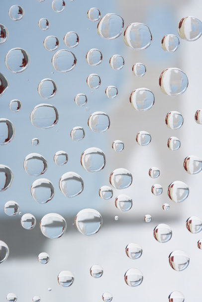 抽象的な背景をぼかした写真に美しい透明な滴のクローズ アップ ビュー  - 写真・画像