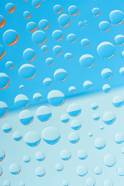 close-up view of transparent rain drops on blue abstract background  - Foto, Imagem
