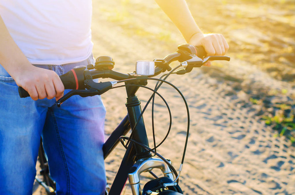 polkupyörä ja mies luonnossa lähikuva, matkailu, terveellinen elämäntapa, maalaiskävely. polkupyörän runko. aurinkoinen päivä
 - Valokuva, kuva