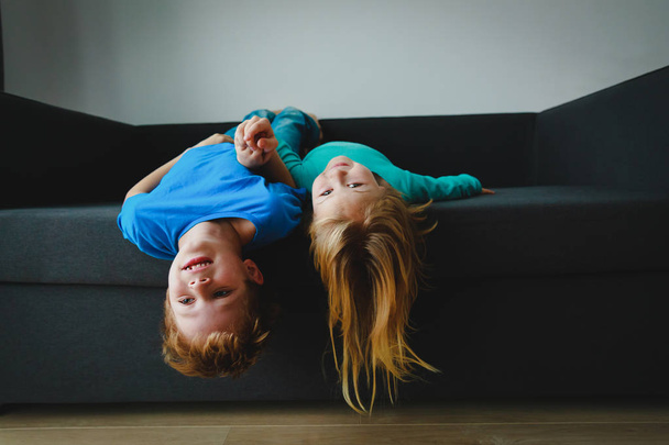 les enfants-petit garçon et la fille- amusez-vous jouer à la maison
 - Photo, image
