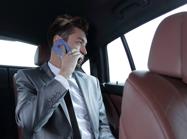 businessman talking on the phone in the back - Foto, Imagen