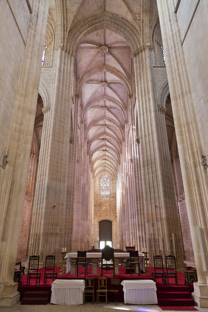 Monasterio de Batalha. Altar y Nave de la Iglesia. Obra maestra gótica y manuelina. Portugal. Patrimonio de la Humanidad UNESCO
. - Foto, Imagen