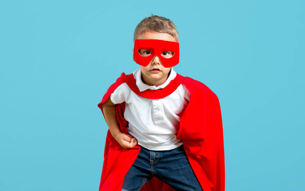 Pequeño niño vestido como superhéroe en color baackground
 - Foto, imagen