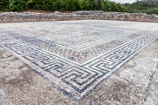 Свастика украшает мозаичный тротуар из римской тессеры в Доме свастики. Конимбрига в Португалии - один из самых хорошо сохранившихся римских городов на западе страны
. - Фото, изображение