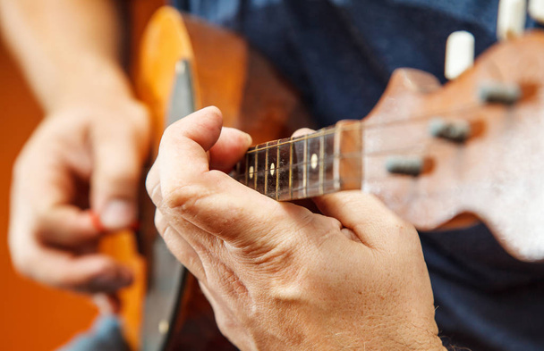 mandolin parlak gün ışığı alan kapalı oynayan adam. Eller yukarı - Fotoğraf, Görsel