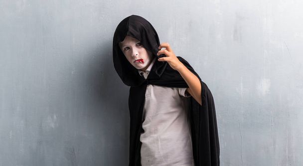 Мальчик в костюме вампира на Хэллоуин
 - Фото, изображение