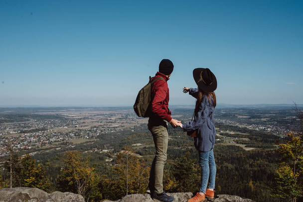 Young traveling couple holding hands at the top of the mountain - Fotografie, Obrázek