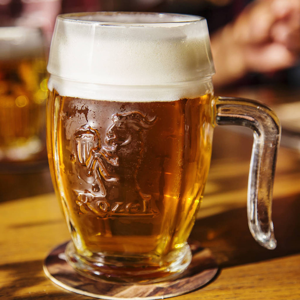 Praga, Republika Czeska, 27 września 2018: szklankę niefiltrowane piwo Kozel - Zdjęcie, obraz