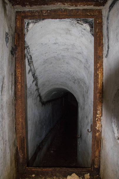 à l'intérieur du bunker de la 1 guerre mondiale
 - Photo, image