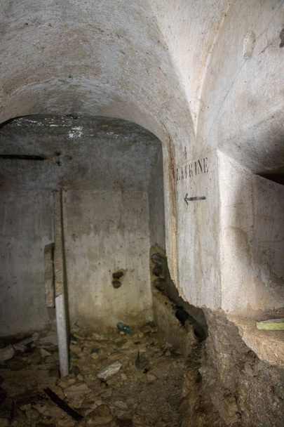 assinar latrina na parede dentro 1 bunker de guerra mundial
 - Foto, Imagem