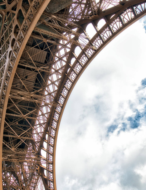 Εσωτερική μεταλλική δομή του Πύργου του Άιφελ στο Παρίσι - Γαλλία. - Φωτογραφία, εικόνα