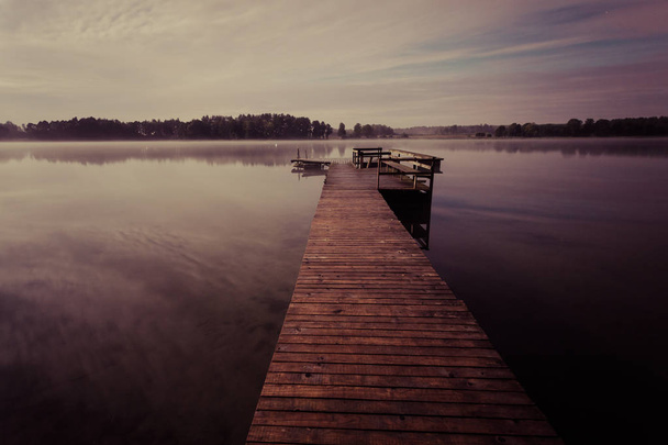 jetée en bois sur le lac la nuit, long coup d'exposition
 - Photo, image