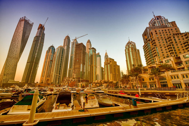Hermoso horizonte al atardecer de Dubai Marina, Emiratos Árabes Unidos
. - Foto, imagen